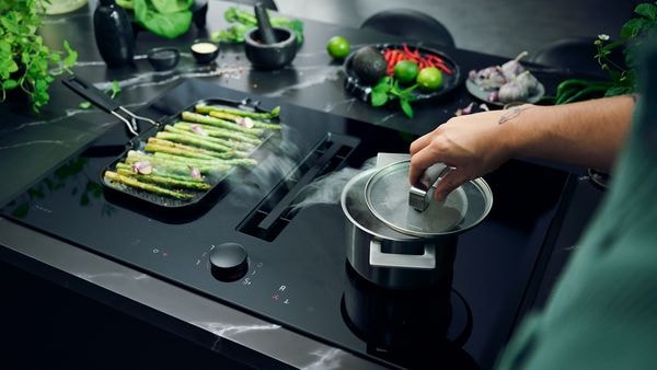 Das magnetische und abnehmbare Twist Pad Flex® sorgt für präzise und einfache Bedienung am Kochfeld. Aktivieren Sie die gewünschte Kochzone auf dem Kochfeld, indem Sie das Twist Pad Flex® mit dem Finger ankippen und den genialen Knauf bis zur gewünschten